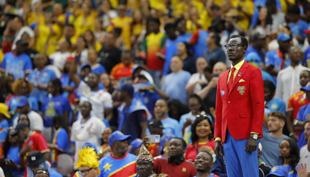 El aficionado Michel Nkuka Mboladinga disfrazado de 'Lumumba Vea', durante el partido contra Colombia.