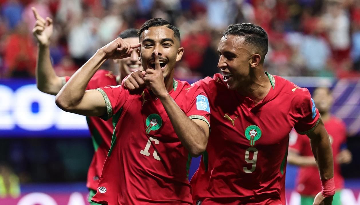Gessime Yassine (izquierda) y Soufiane Rahimi celebran el cuarto gol de Marruecos.
