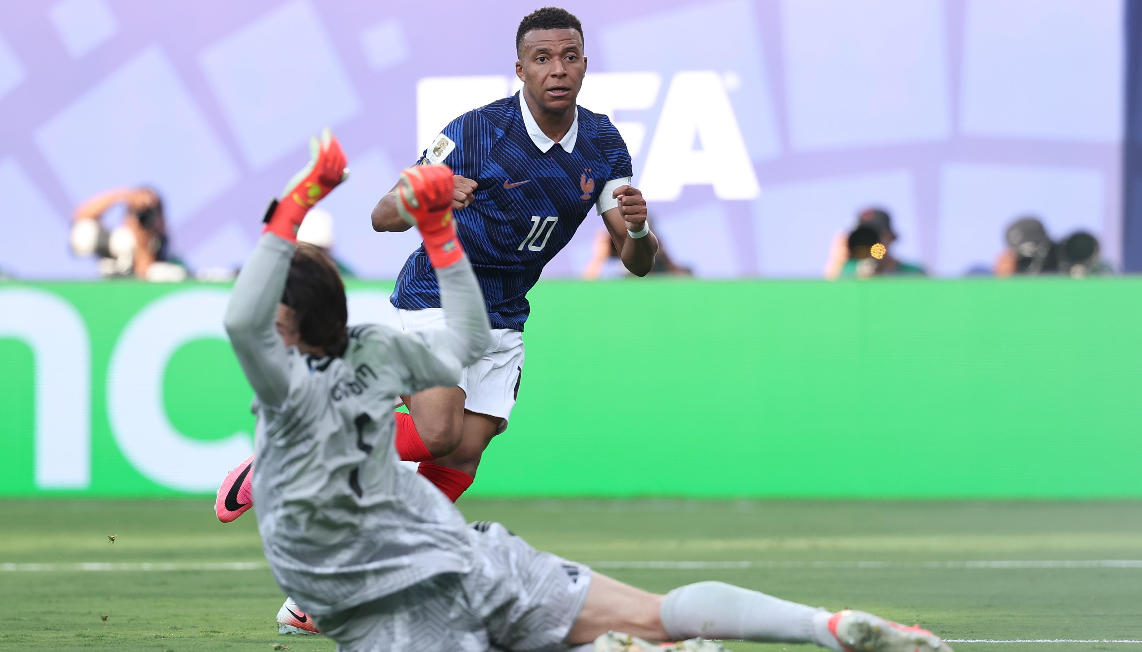 Kylian Mbappé anota su segundo gol contra Suecia, sexto en el torneo.