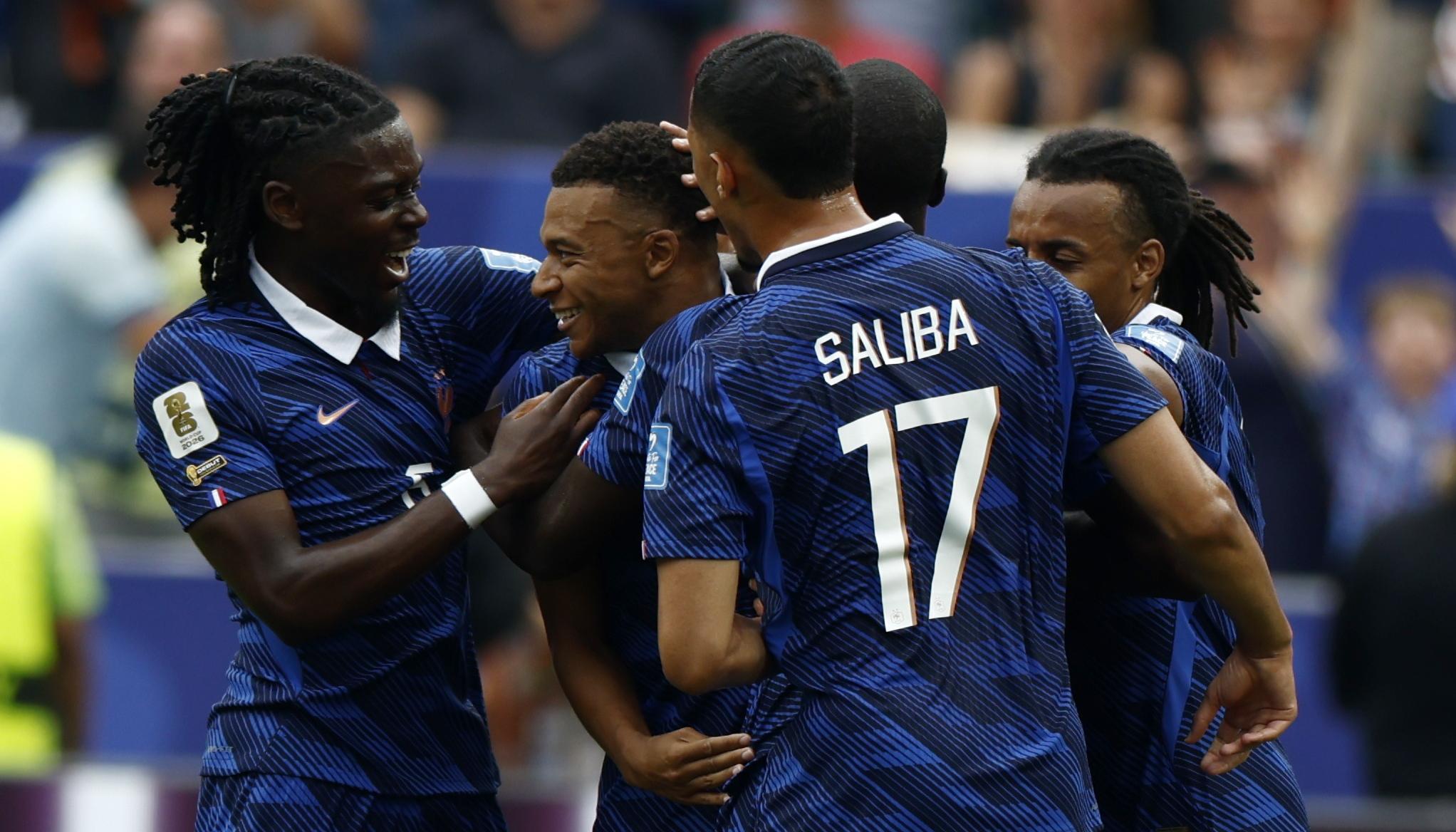 Kylian Mbappé celebra con sus compañeros tras marcar gol ante Irak.