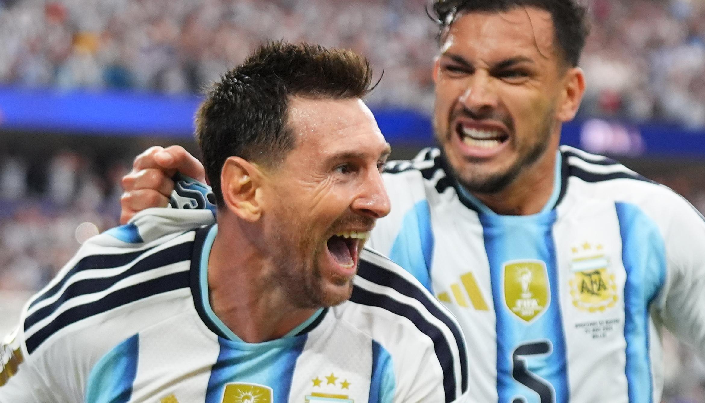 Lionel Messi celebra su segundo gol ante Austria con Leandro Paredes. 