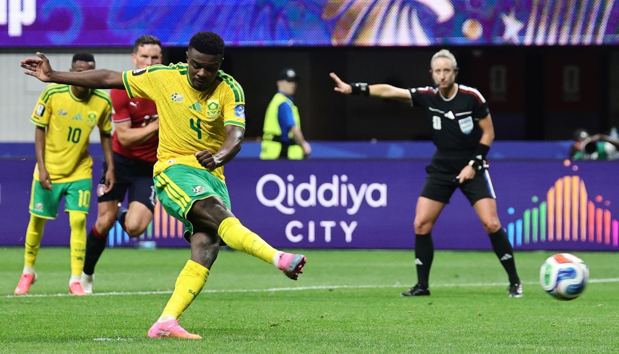 Teboho Mokoena cobra la pena máxima que significó el empate sudafricano.