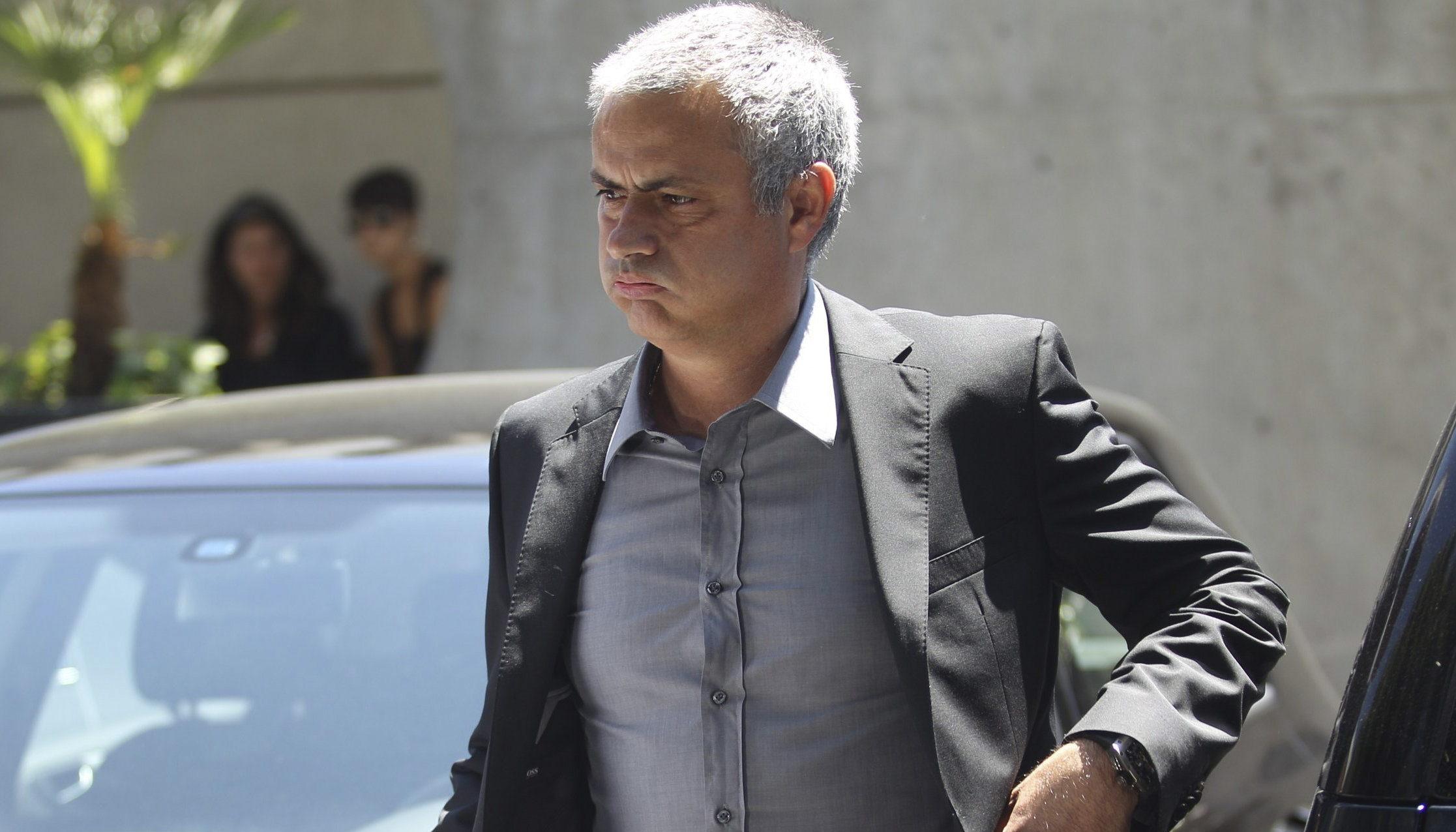 Mourinho reemplaza en el Real Madrid a Álvaro Arbeloa.