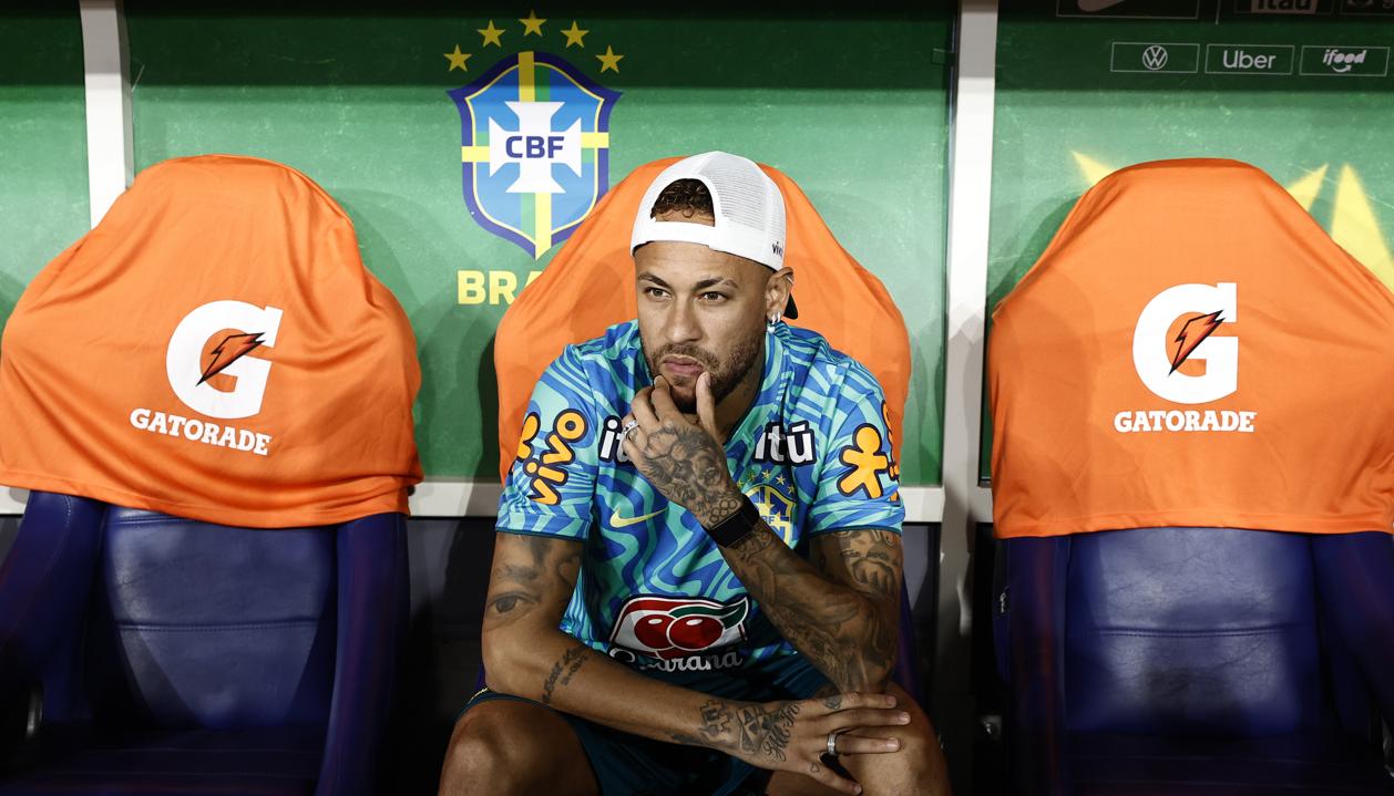 Neymar, en el banco de suplentes durante el partido amistoso contra Panamá.