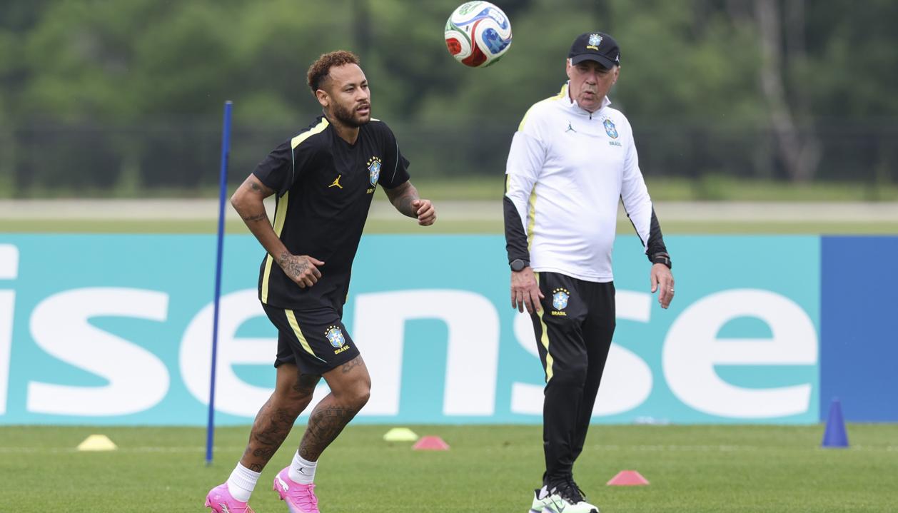Neymar con el técnico Carlo Ancelotti en un entrenamiento de Brasil.