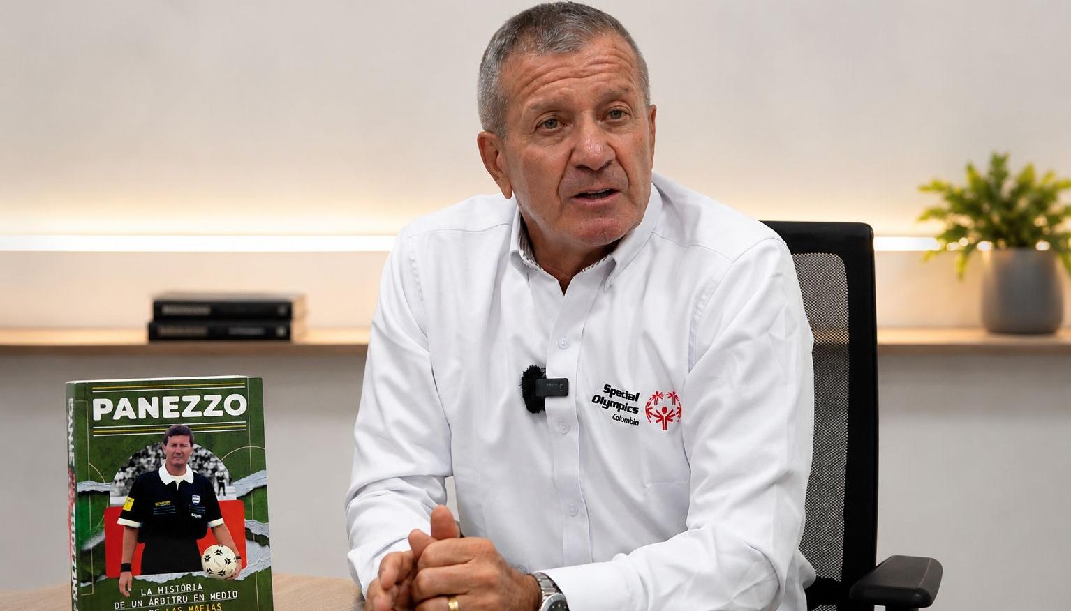 Fernando Panezzo, exárbitro Fifa, promocionó su libro en Barranquilla. 