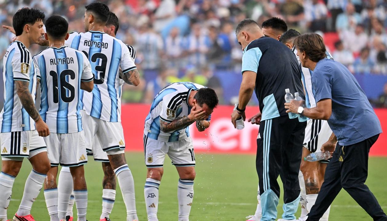 Jugadores de Argentina durante una pausa de hidratación, una de las novedades en el Mundial. 