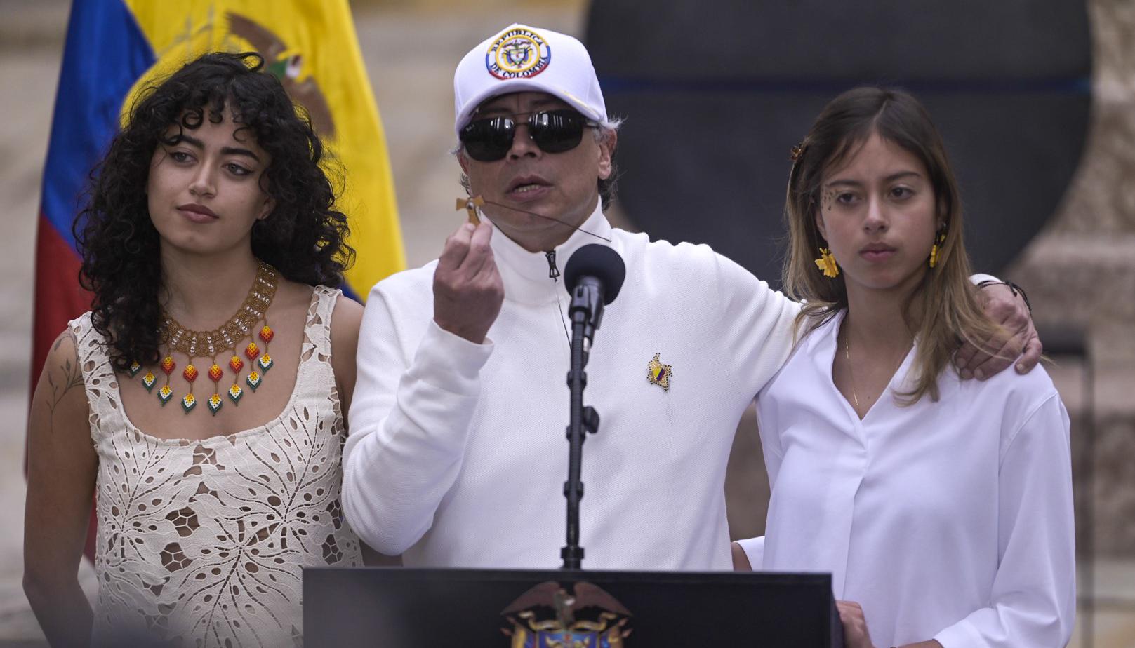 El presidente Gustavo Petro con sus hijas Sofía y Antonella. 
