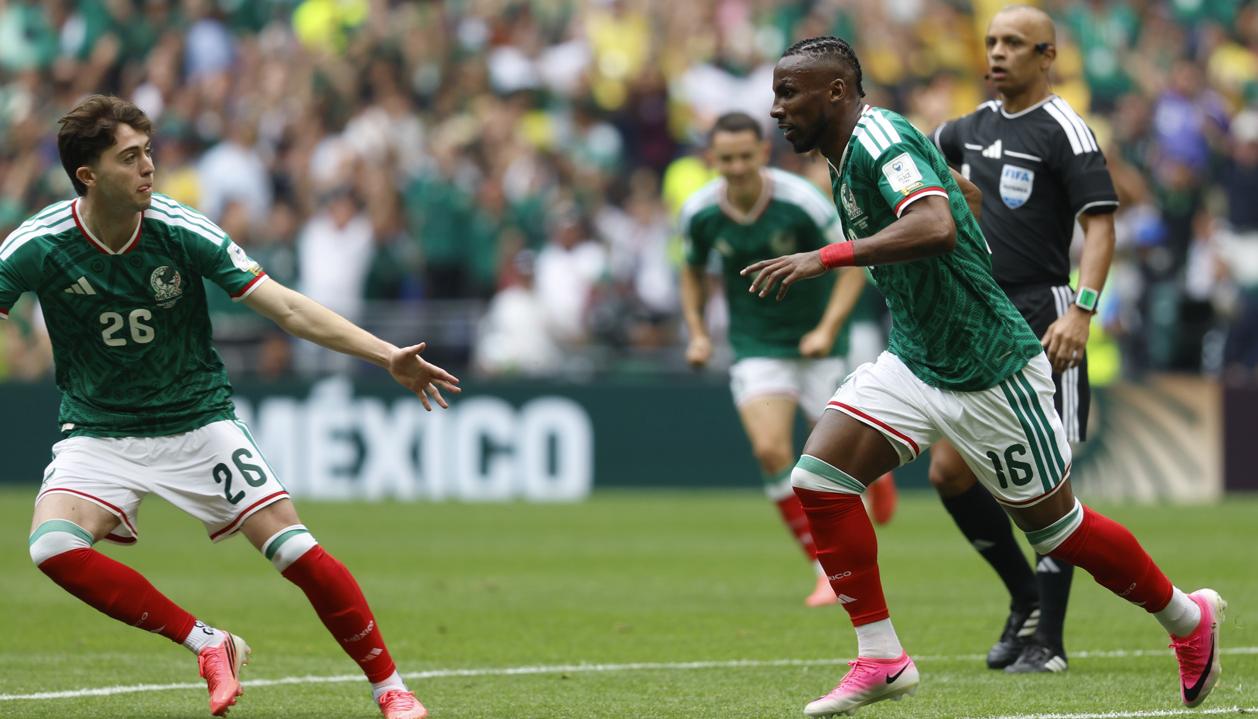 Julián Quiñones celebra su gol con la selección mexicana contra Sudáfrica.