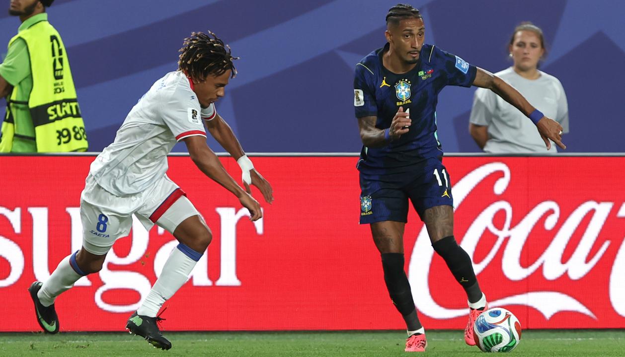 Raphinha durante el partido de Brasil contra Haití.