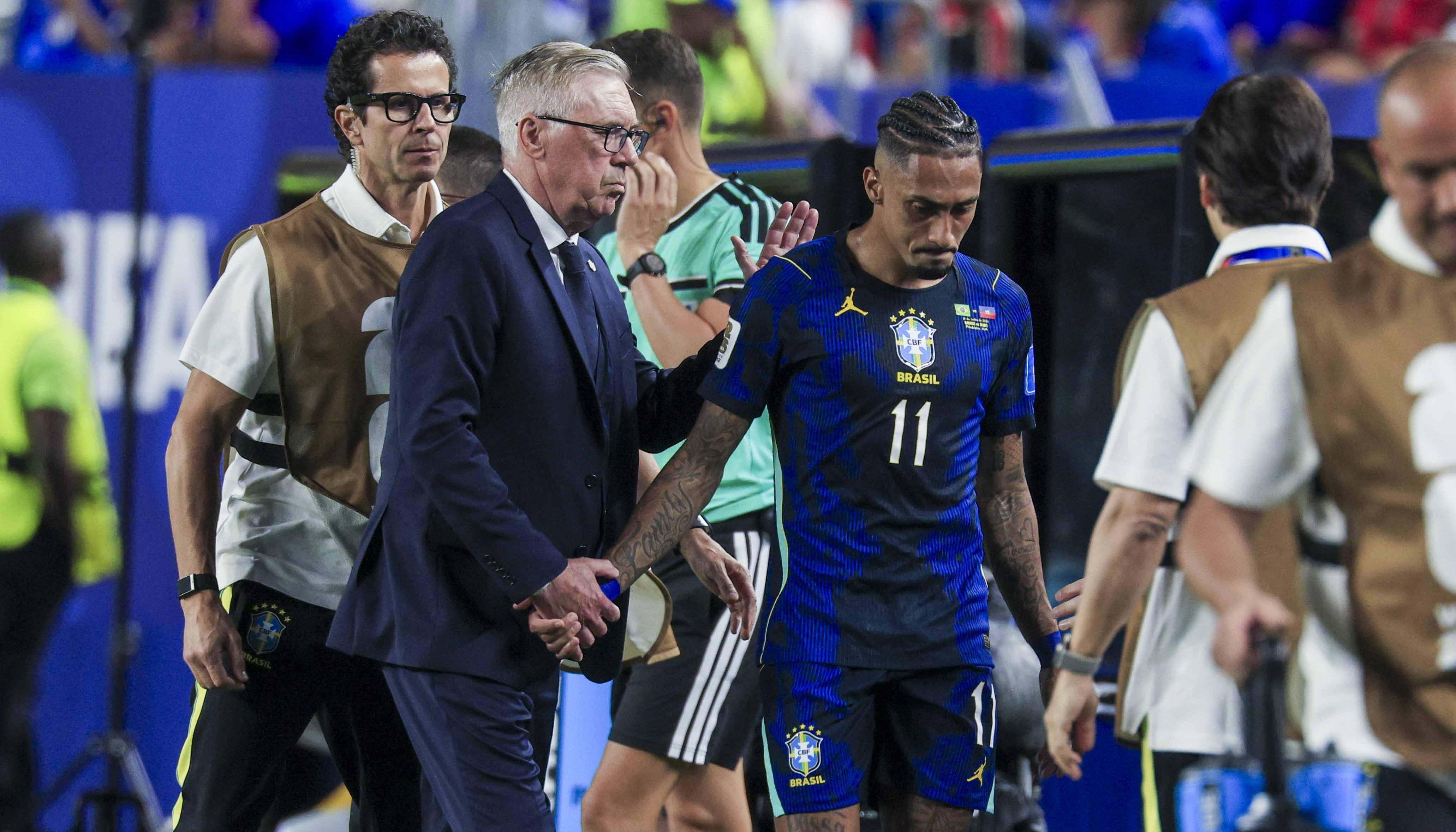 Carlo Ancelotti consuela a Raphinha tras salir de la cancha ante Haití.
