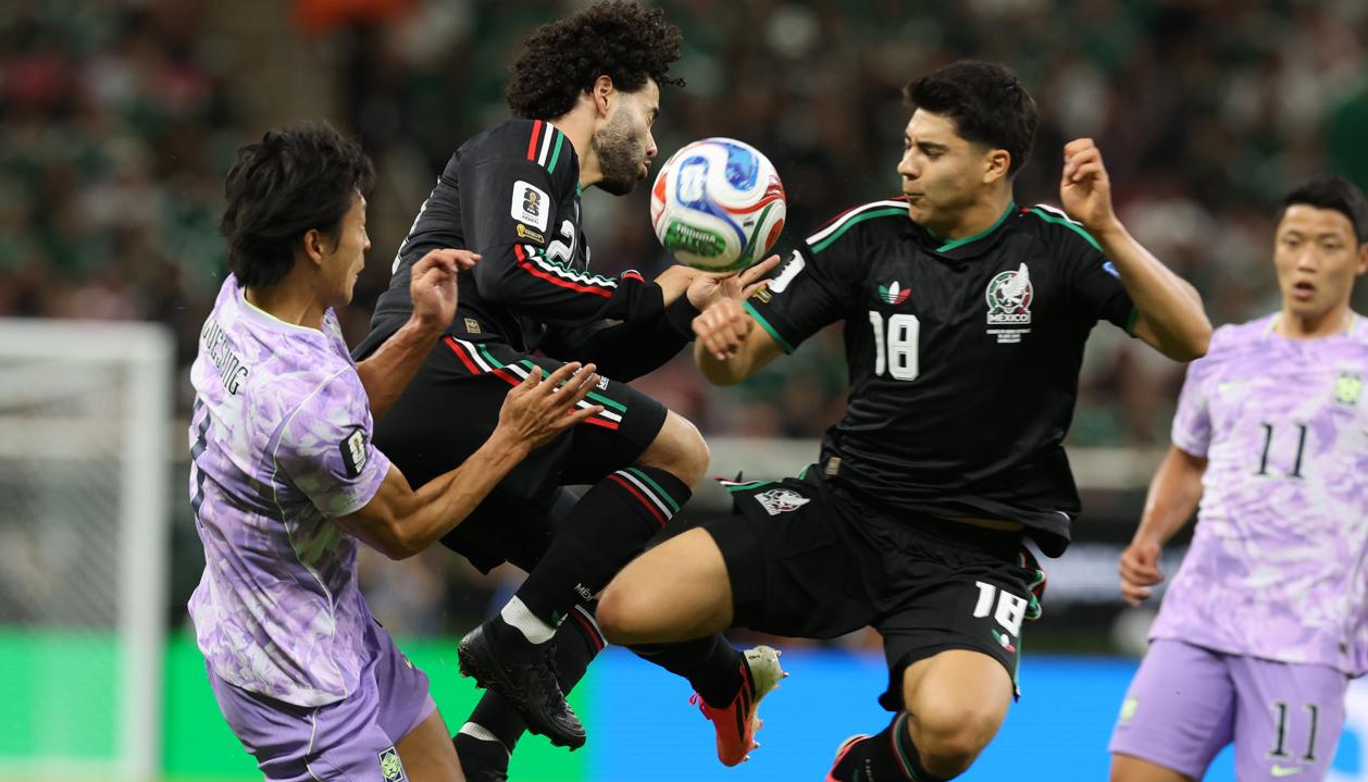 Obed Vargas disputa el balón con Cho Gue-sung. 