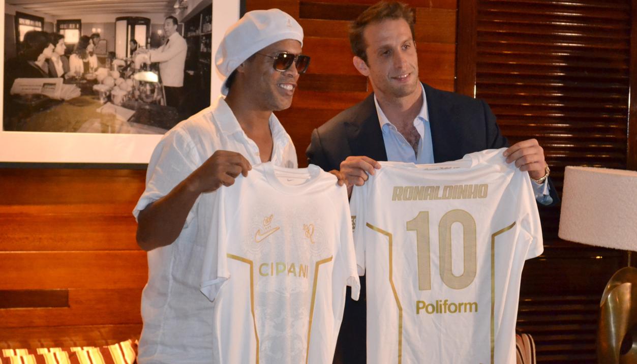 Ronaldinho y el presidente del Ravenna FC, Ignazio Cipriani.