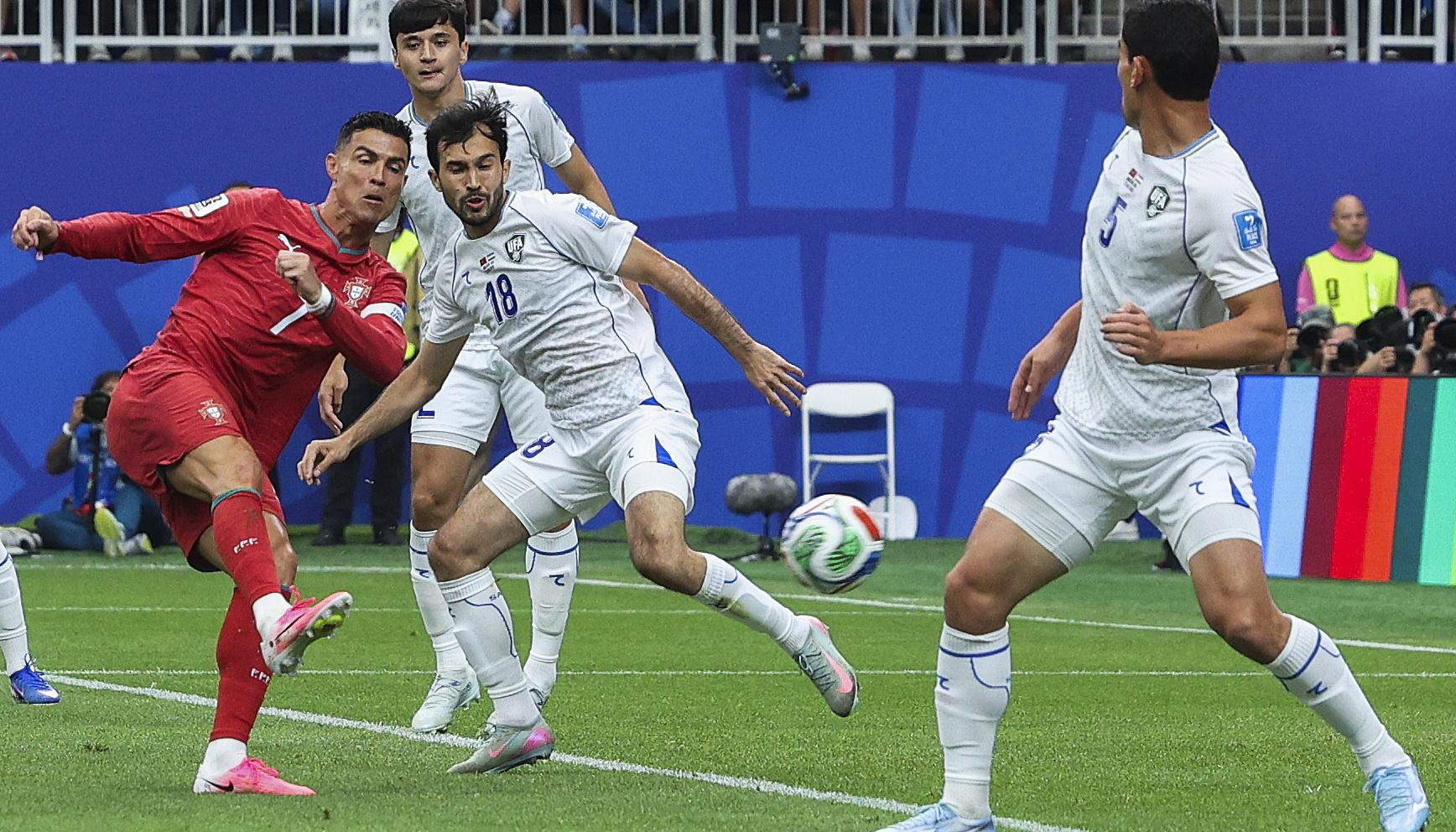 El remate de Cristiano Ronaldo para su primer gol contra Uzbekistán. 