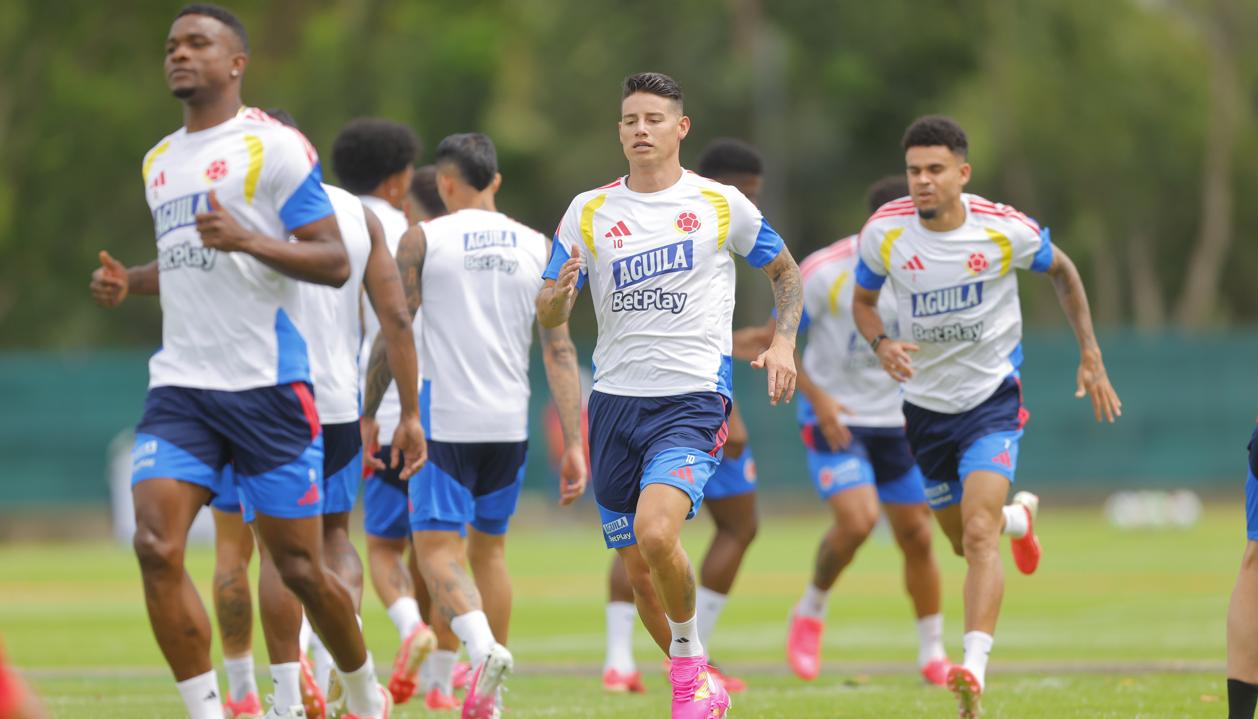 Jhon Córdoba, James Rodríguez y Luis Díaz, jugadores de la Selección Colombia.