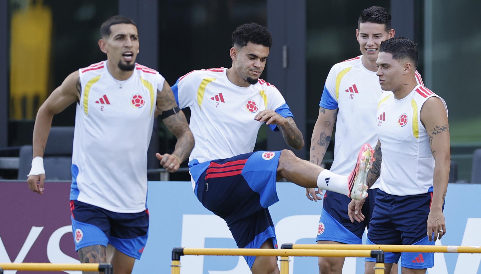 Daniel Muñoz, Luis Díaz, James Rodríguez y Juan Fernando Quintero, jugadores de la Selección Colombia. 