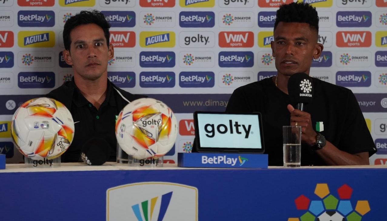 William Tesillo (derecha) con el técnico de Nacional, Diego Arias. 