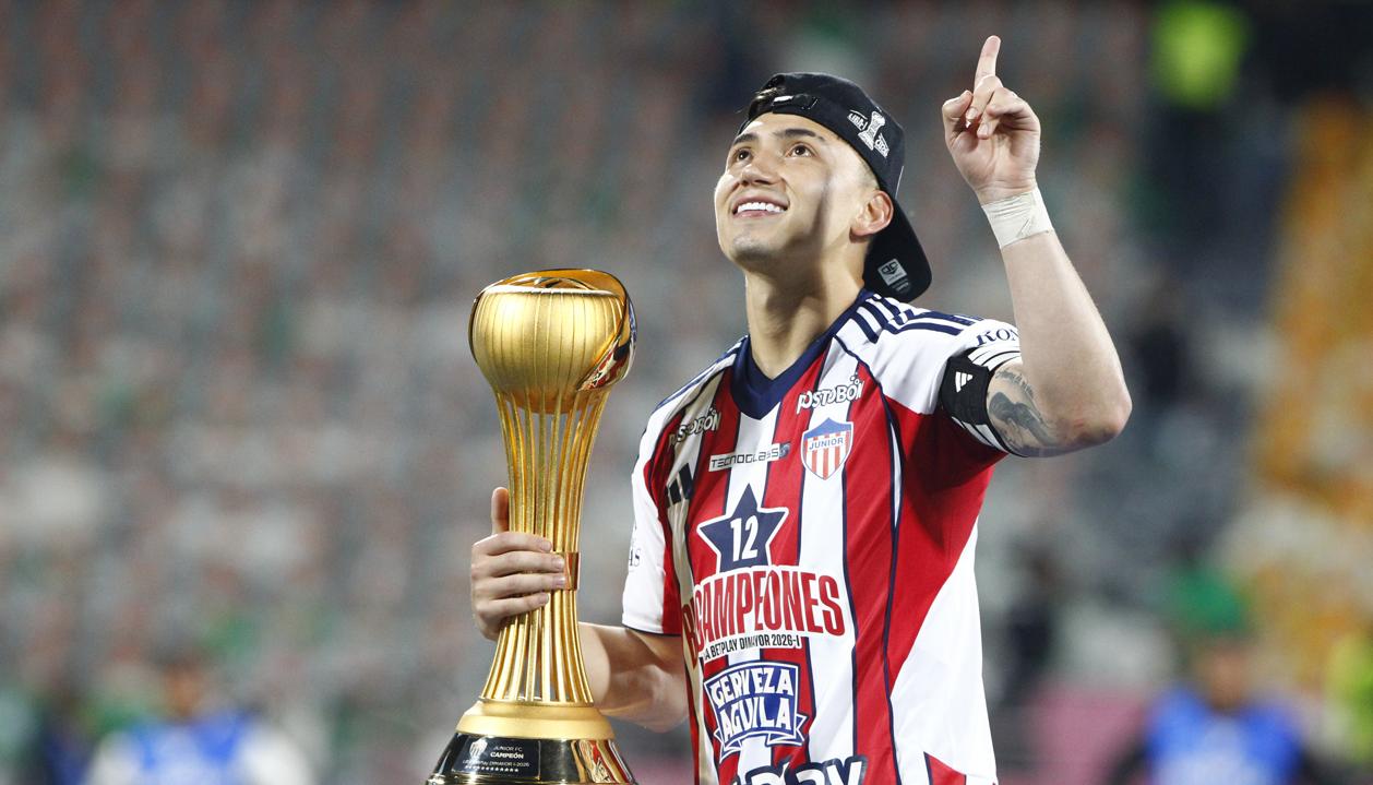 Fabián Ángel con el trofeo y la medalla de campeón.