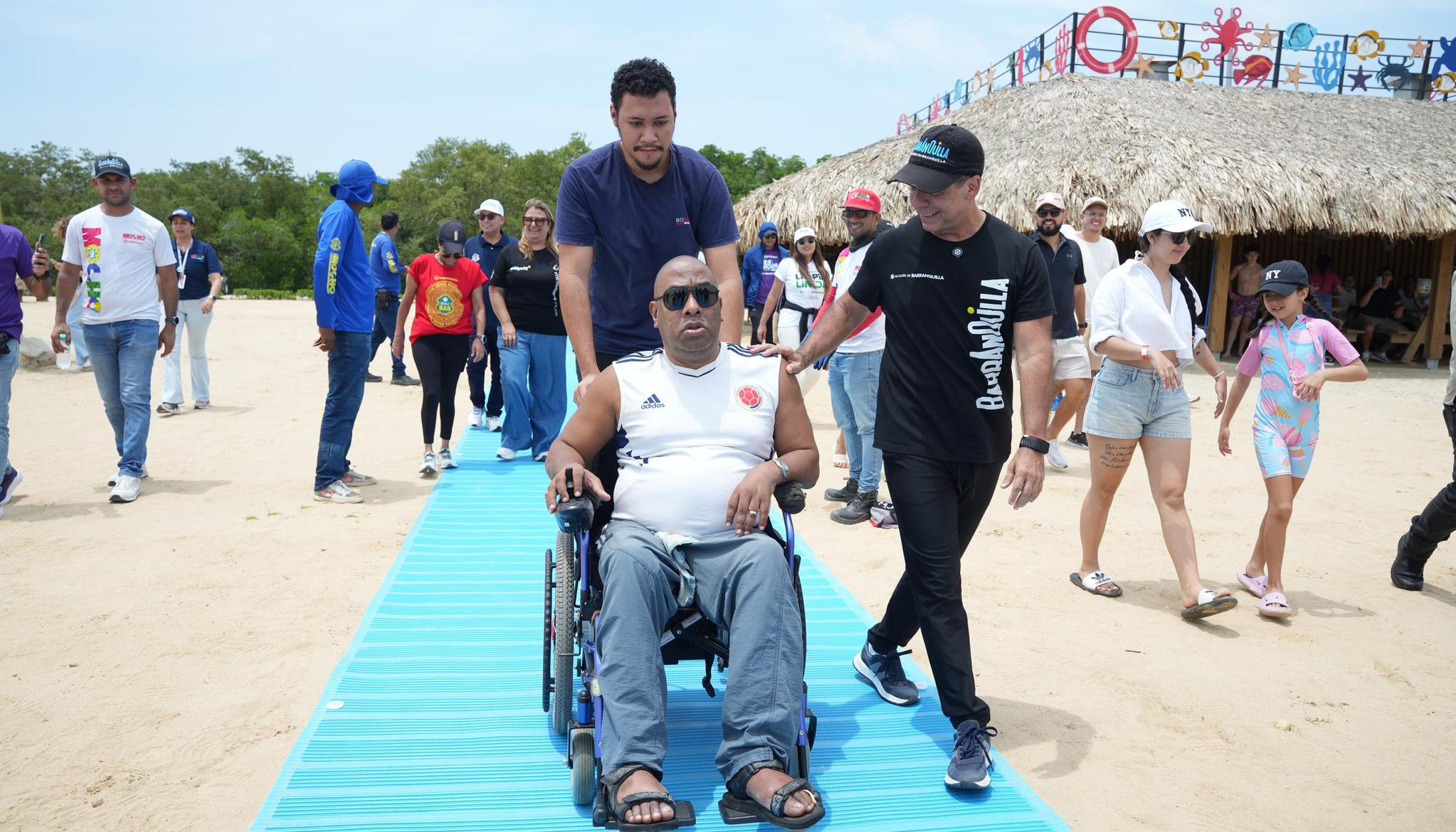 Alcalde Alejandro Char con turistas en la playa de Puerto Mocho.