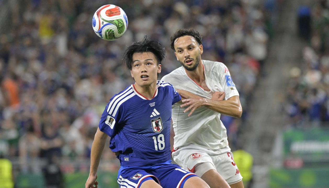 Ayase Ueda, autor de un dobleta para Japón, disputa el balón con Montassar Talbi.