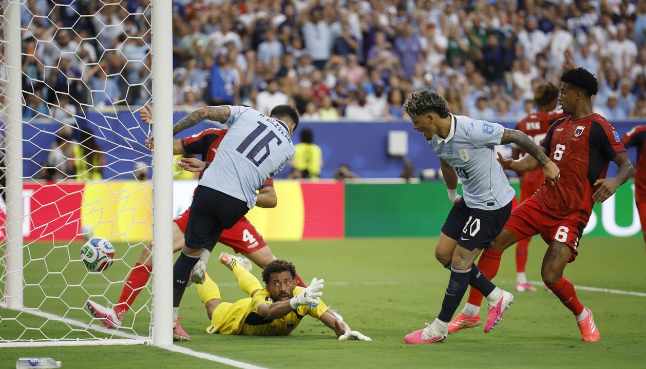 Acción de gol invalidada a Uruguay por fuera de juego de Maxi Araújo.