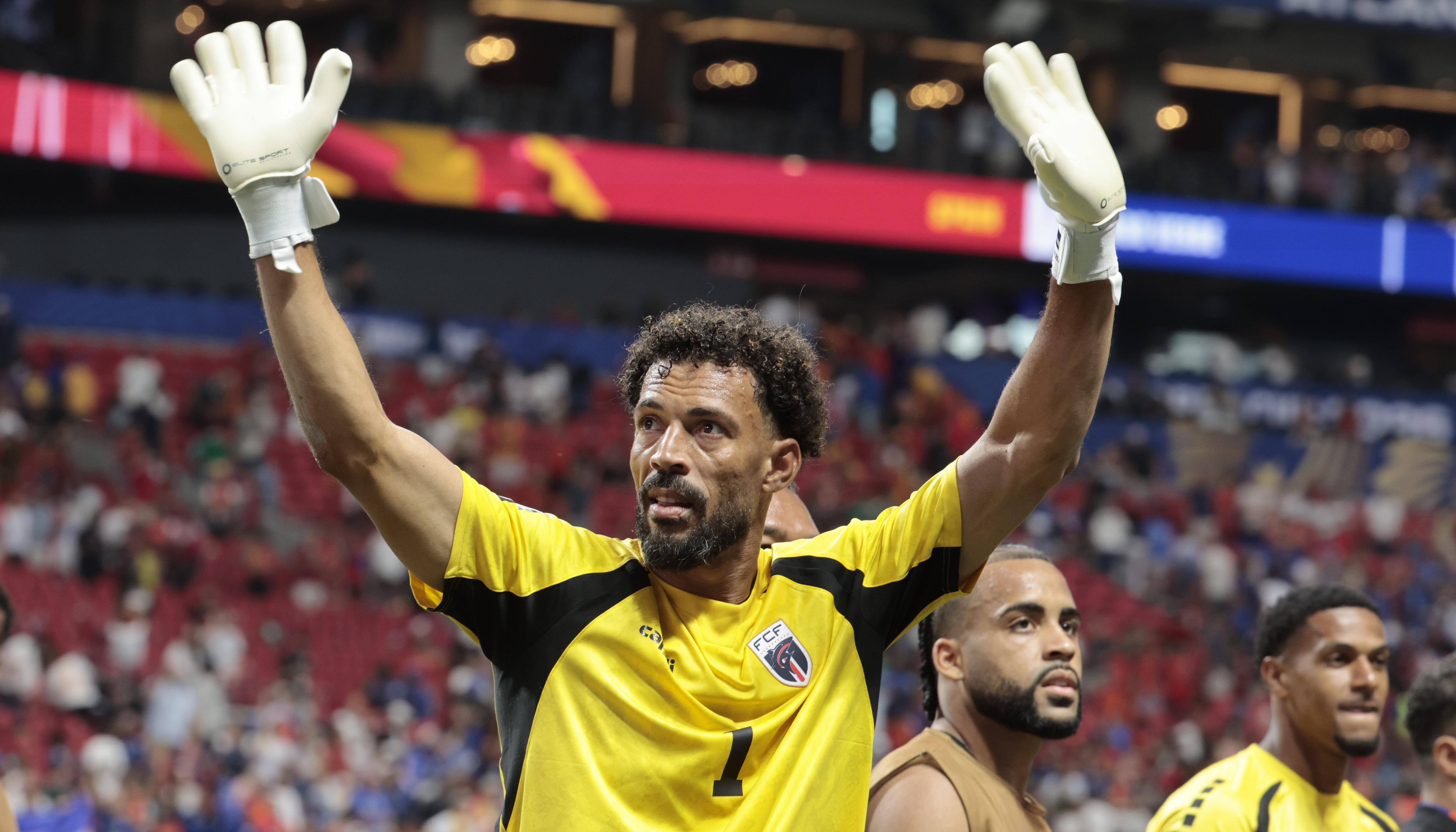 Vozinha, portero de Cabo Verde, figura en el partido contra España.