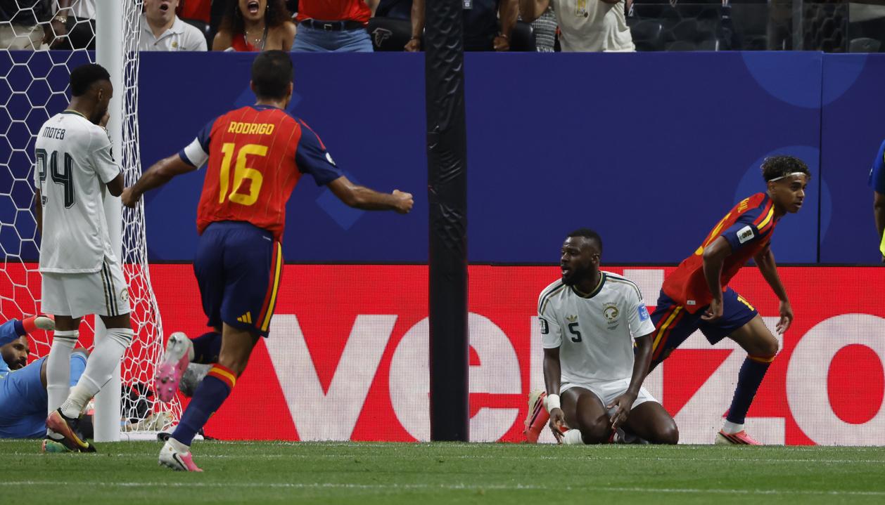 Lamine Yamal celebra tras marcar el primer gol de España. 