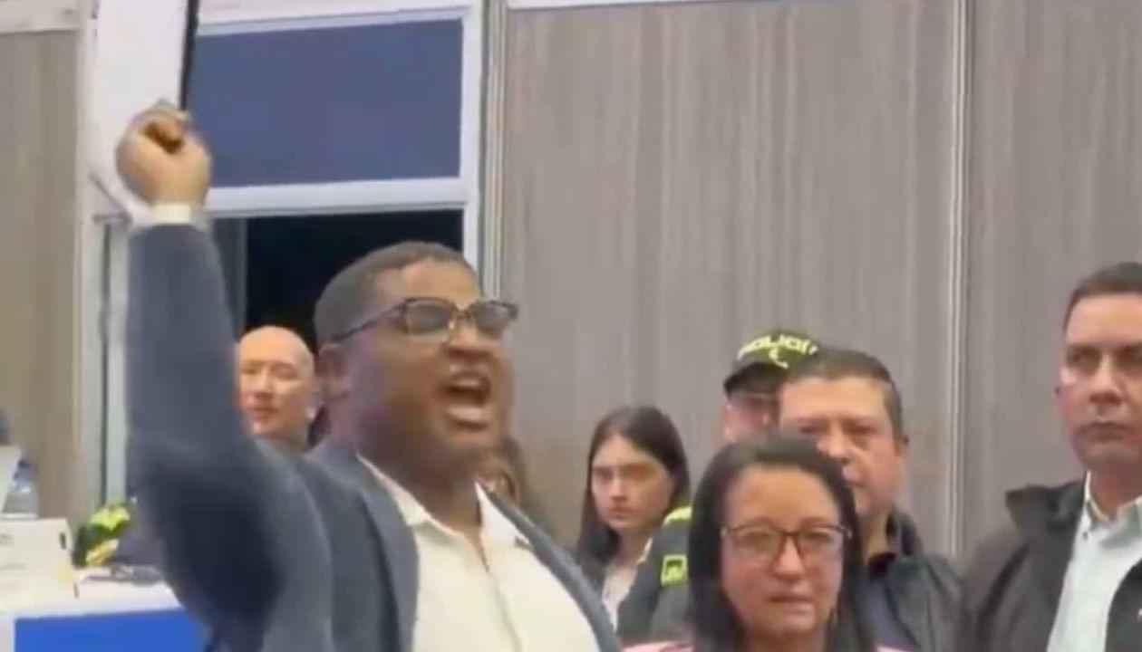 Oscar Benavides, represenante a la Cámara electo, en su reclamo al CNE.