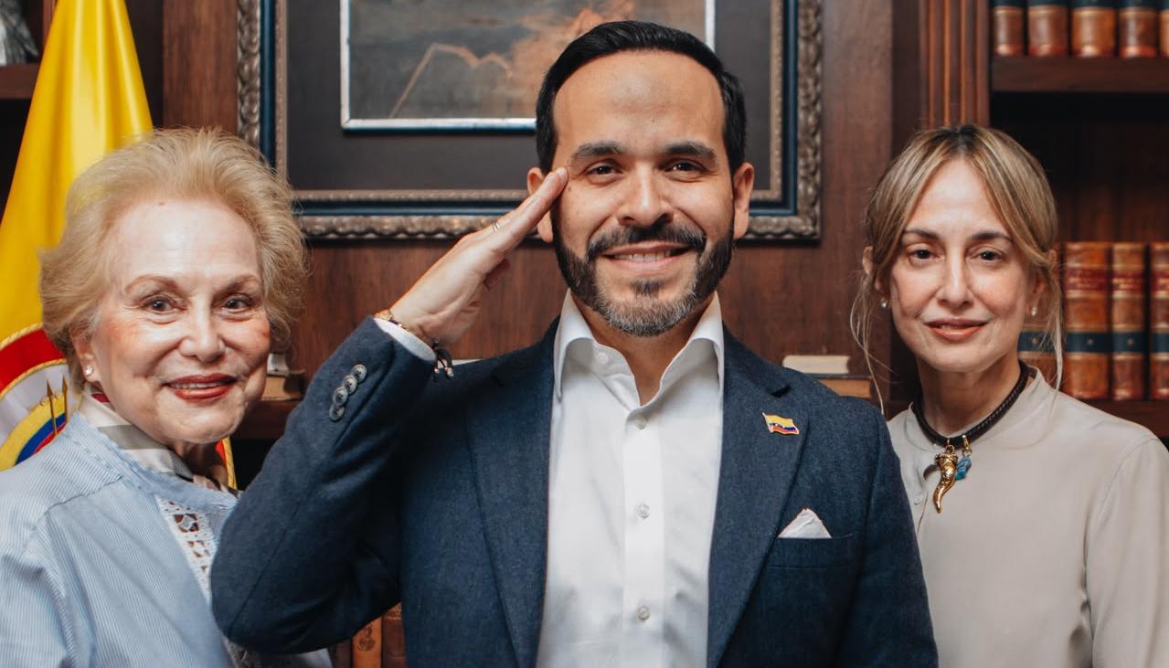 La diseñadora Silvia Tcherassi junto su mamá Vera Solano de Tcherassi y el al presidente electo Abelardo De La Espriella. 