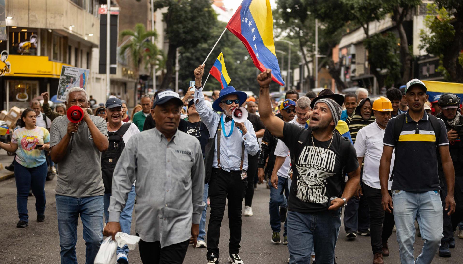 Personas se manifiestan para exigir la salida de la mandataria encargada de Venezuela, Delcy Rodríguez.