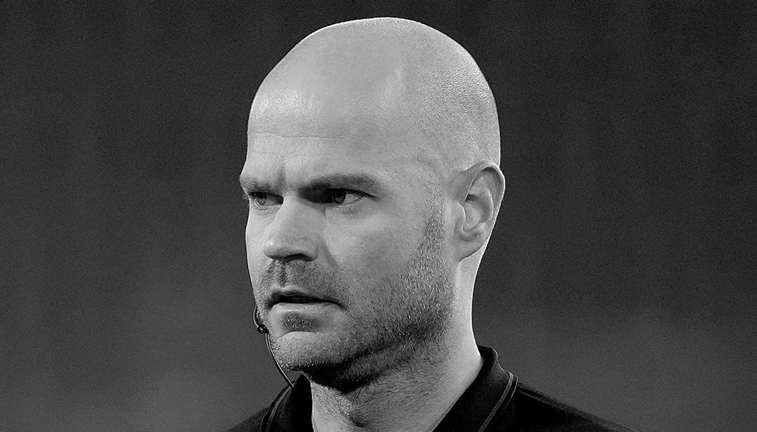  Árbitro Rob Dieperink. 