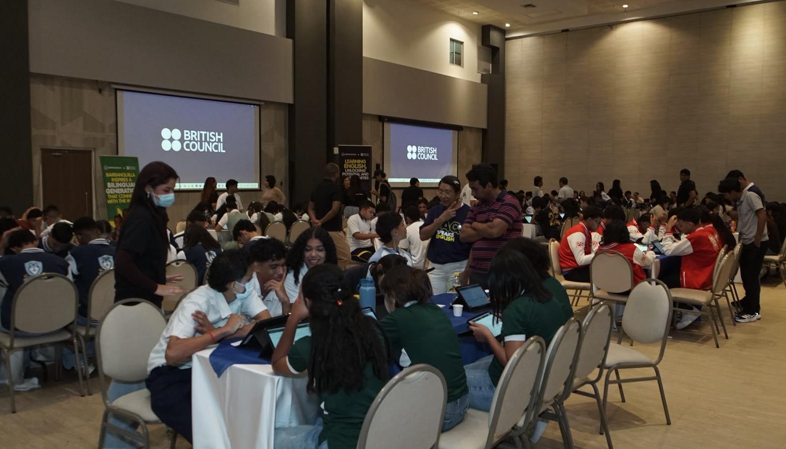 Los jóvenes enfrentaron diferentes desafíos académicos mediante el uso de tabletas y herramientas digitales.