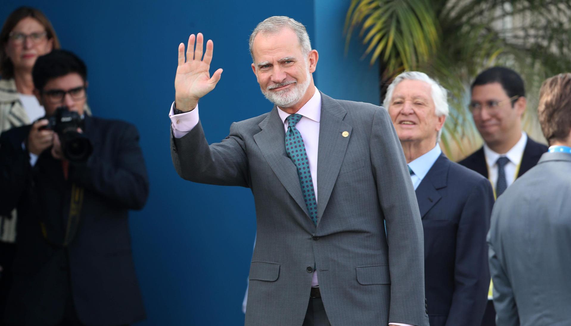 El rey de España, Felipe VI, saluda durante su .llegada este lunes