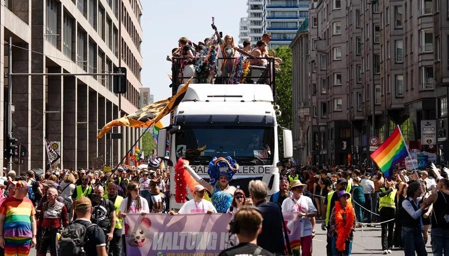 Varias personas participando en la fiesta del Día del Orgullo LGTBI.