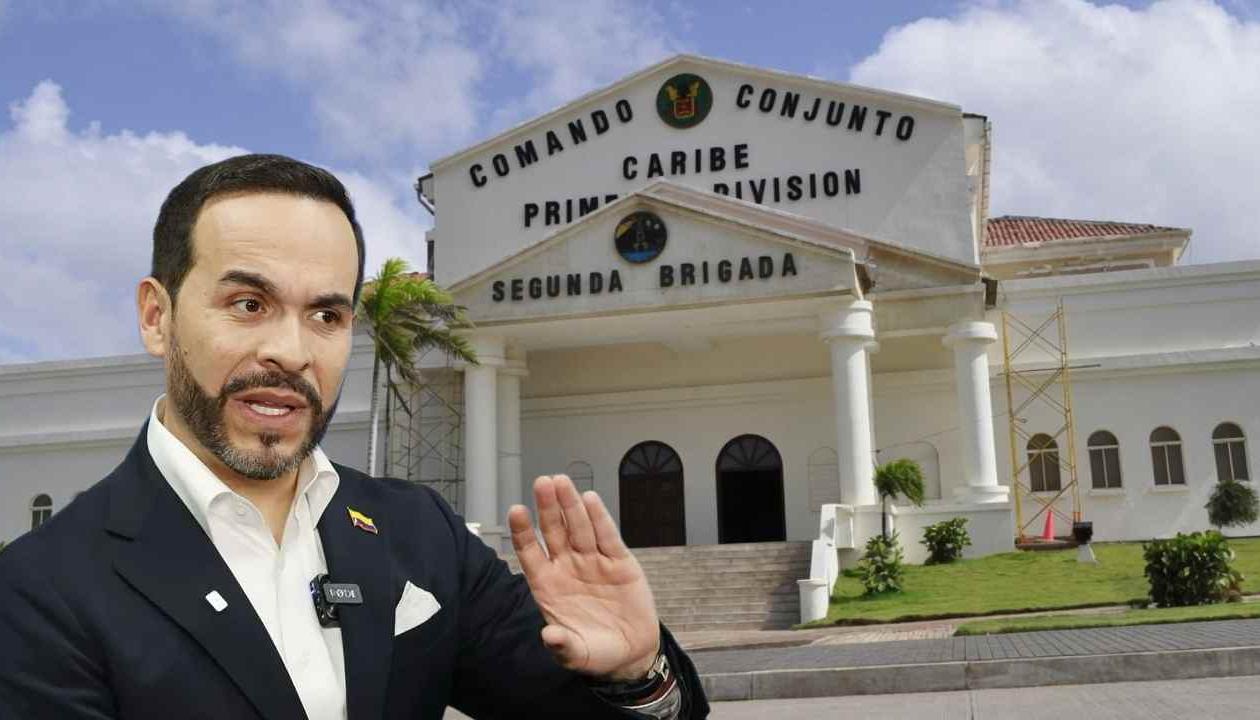 Abelardo De La Espriella y de fondo el Batallón Paraíso.