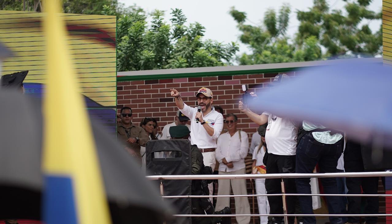 Abelardo De La Espriella durante su visita a los municipios del sur del Atlántico. 