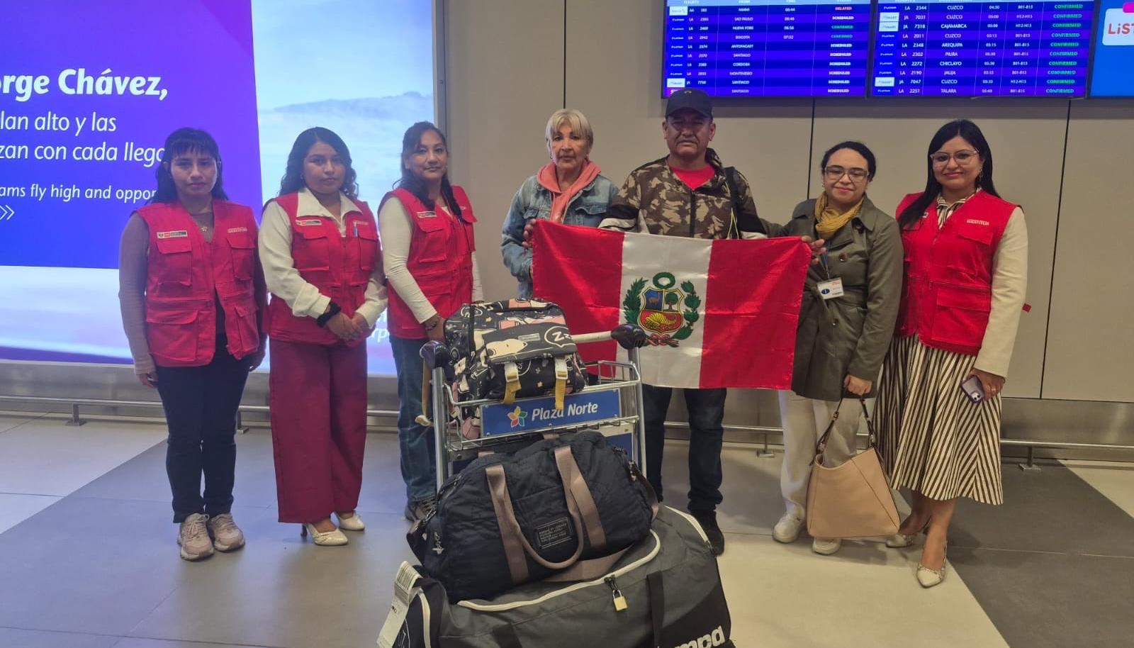 Los tres adultos mayores peruanos que resultaron afectados en los terremotos de Venezuela.