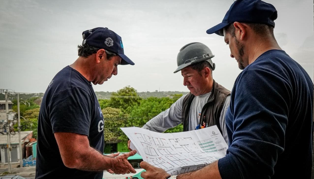 El alcalde Alejandro Char inspeccionando las obras de la estación de Policía. 