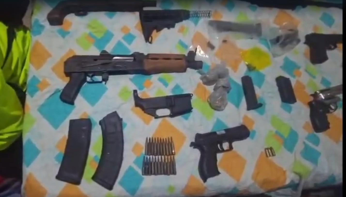 El arsenal de guerra incautado.
