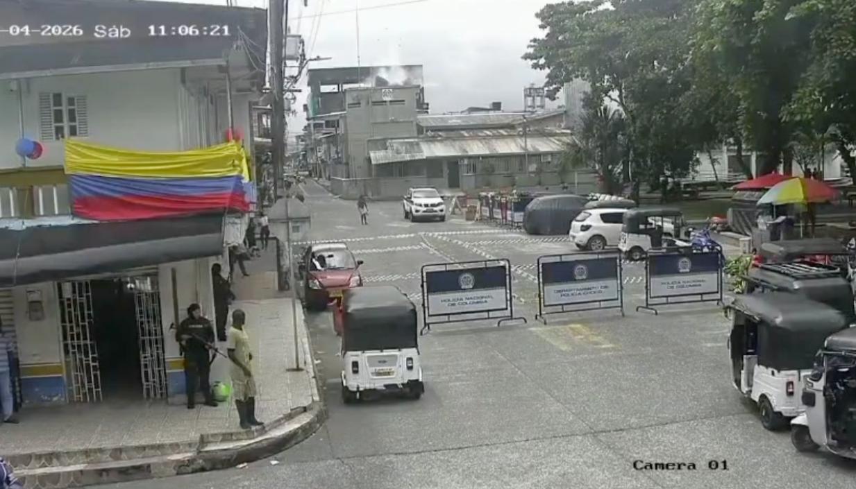 Momento del ataque con drones en la estación de Policía. 