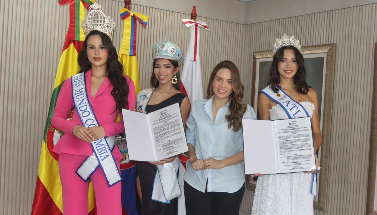 Lorangelly Monsalvo e Isabella Niño Morales, junto a la Secretaria de Cultura Verónica Cantillo y Andrea Romero, Miss Mundo Colombia 2025
