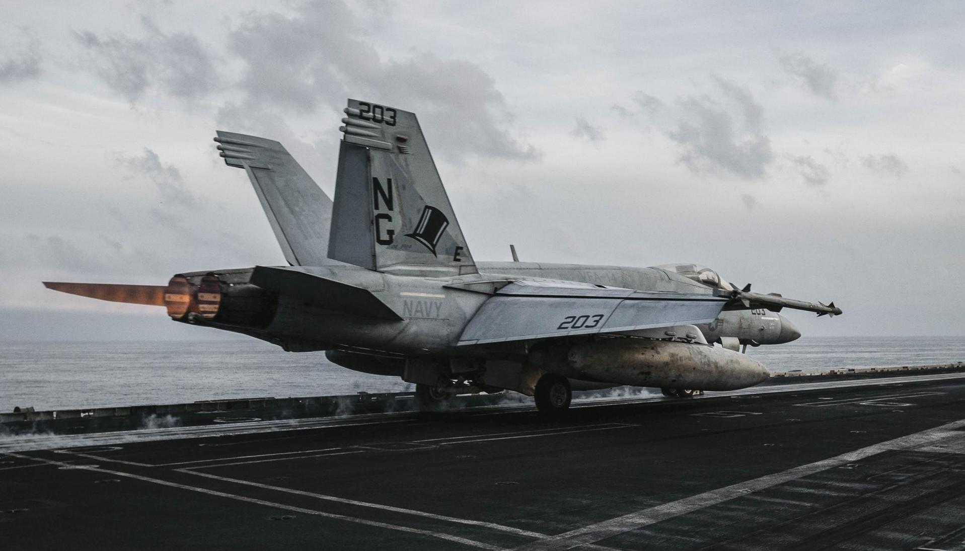 vión de combate en el USS Abraham Lincoln durante una de las operaciones aéreas contra objetivos militares en Irán 