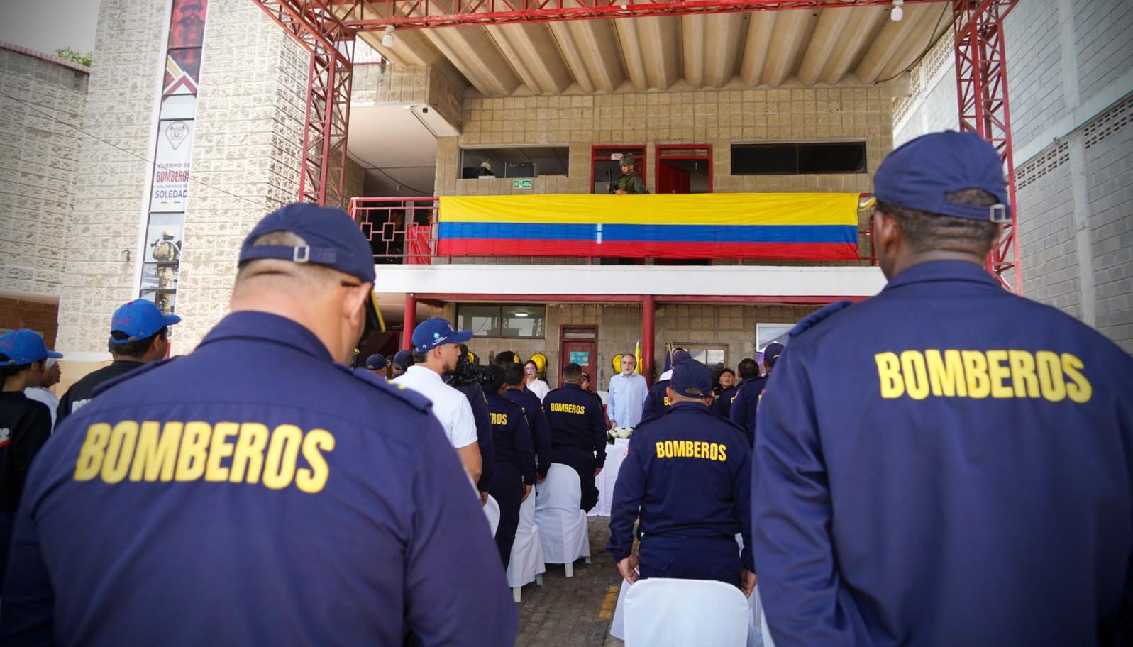 Bomberos recibiendo equipos y kits del Ministerio del Interior.