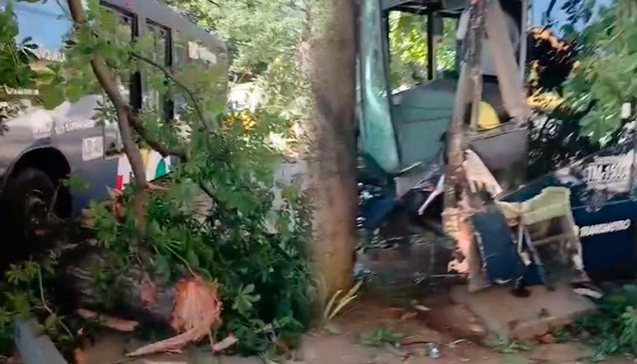 La parte frontal del bus quedó averiada tras el impacto. 