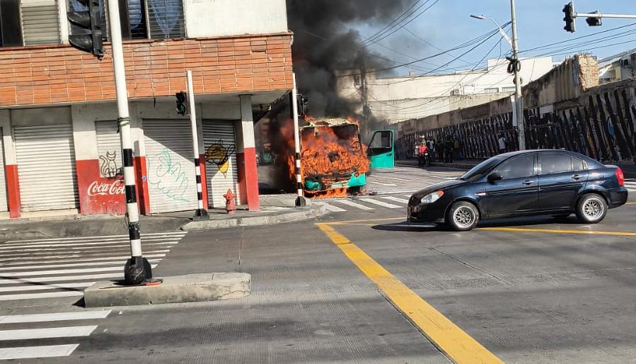 Bus incendiado.