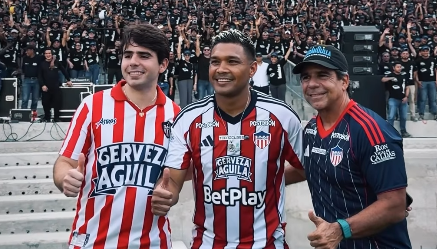(Izq. a Der.) Alejandro Jr. Char; Teófilo Gutiérrez; Alejandro Char, alcalde de Barranquilla. 