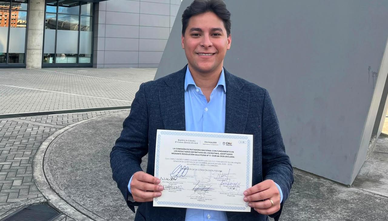 Camilo Torres Villalba, al recibir credencial