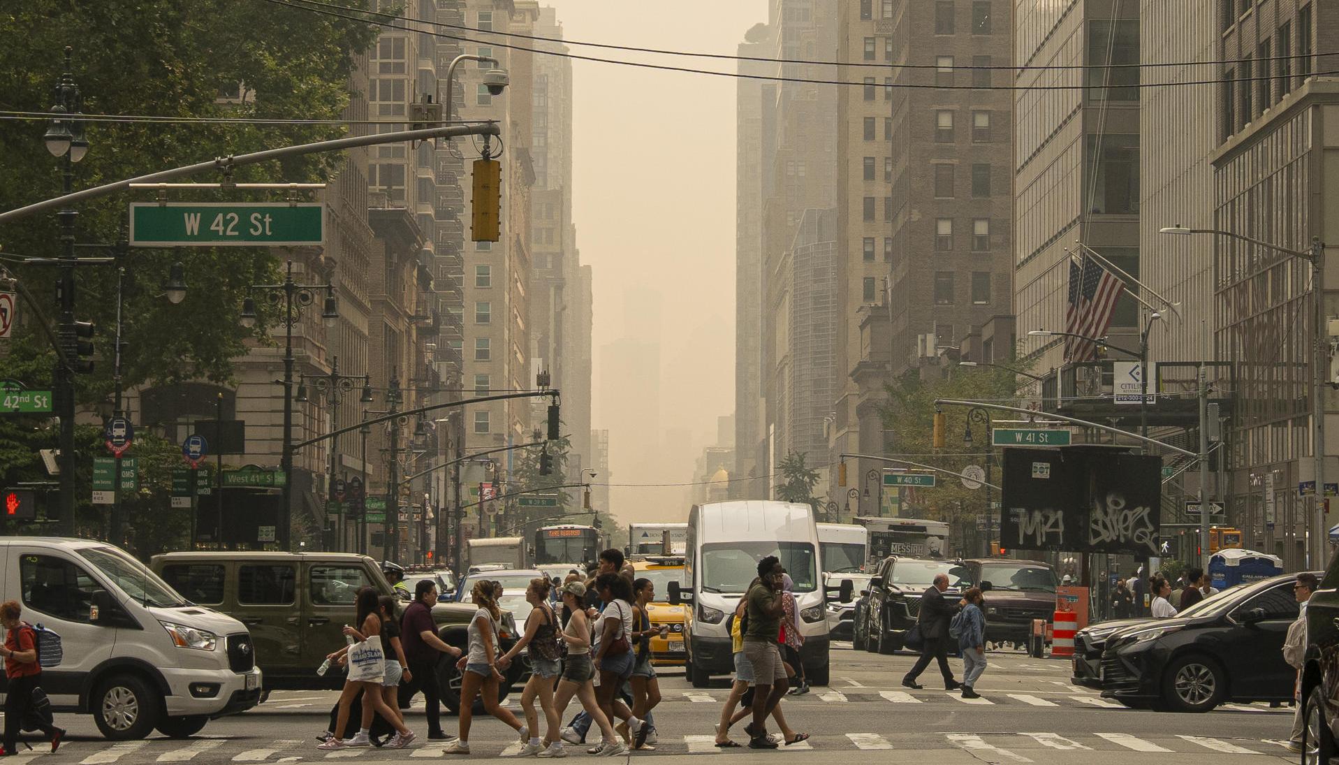 Densa capa de humo en la ciudad de Nueva York. 