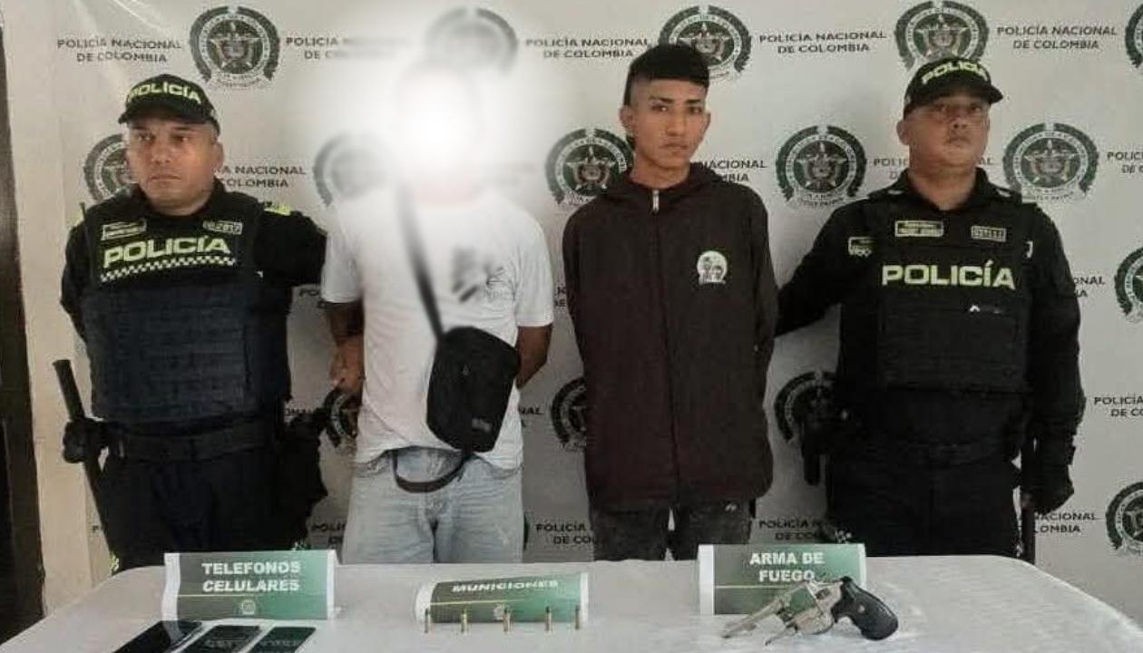 Andrés Felipe Castro Castro (camisa negra) fue asegurado y el otro hombre (camisa blanca) fue dejado en libertad. 