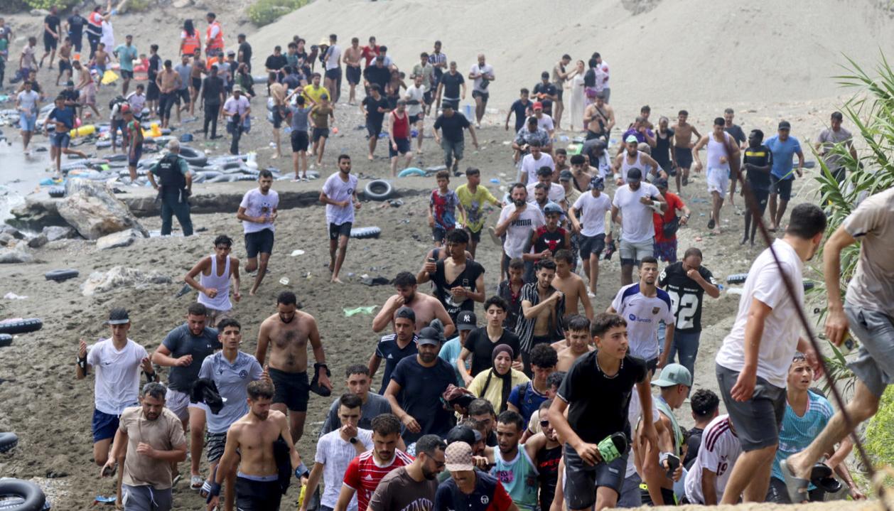 Miles de migrantes acceden al territorio español desde Marruecos a Ceuta.